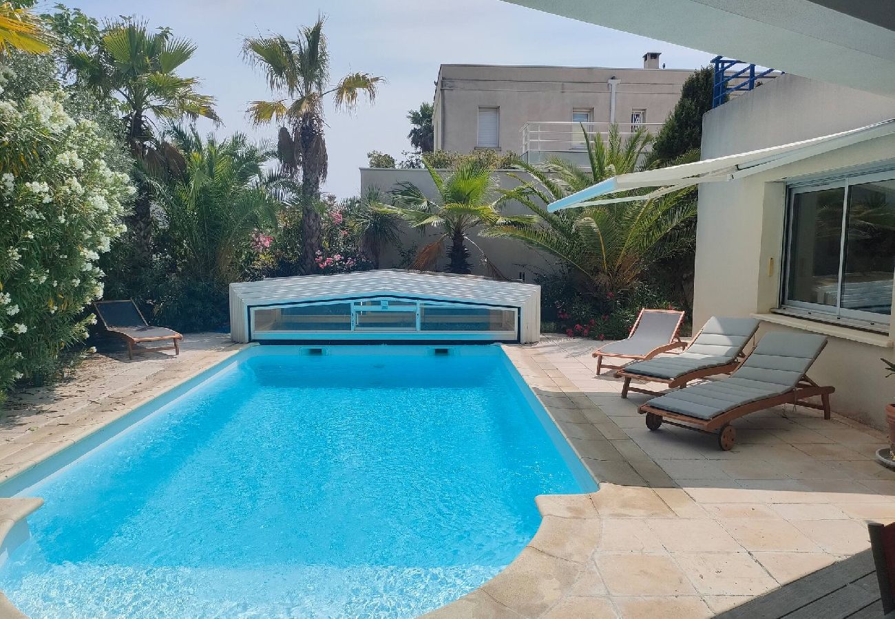 Jardin terrasse piscine-chauffée Sète Villa vacances.