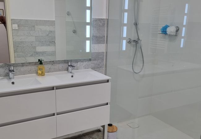Appartement à Sète - Sète, T3 sur les quais en centre ville, parking & Appartement à Sète - Sète, T3 sur les quais en centre ville, parking &