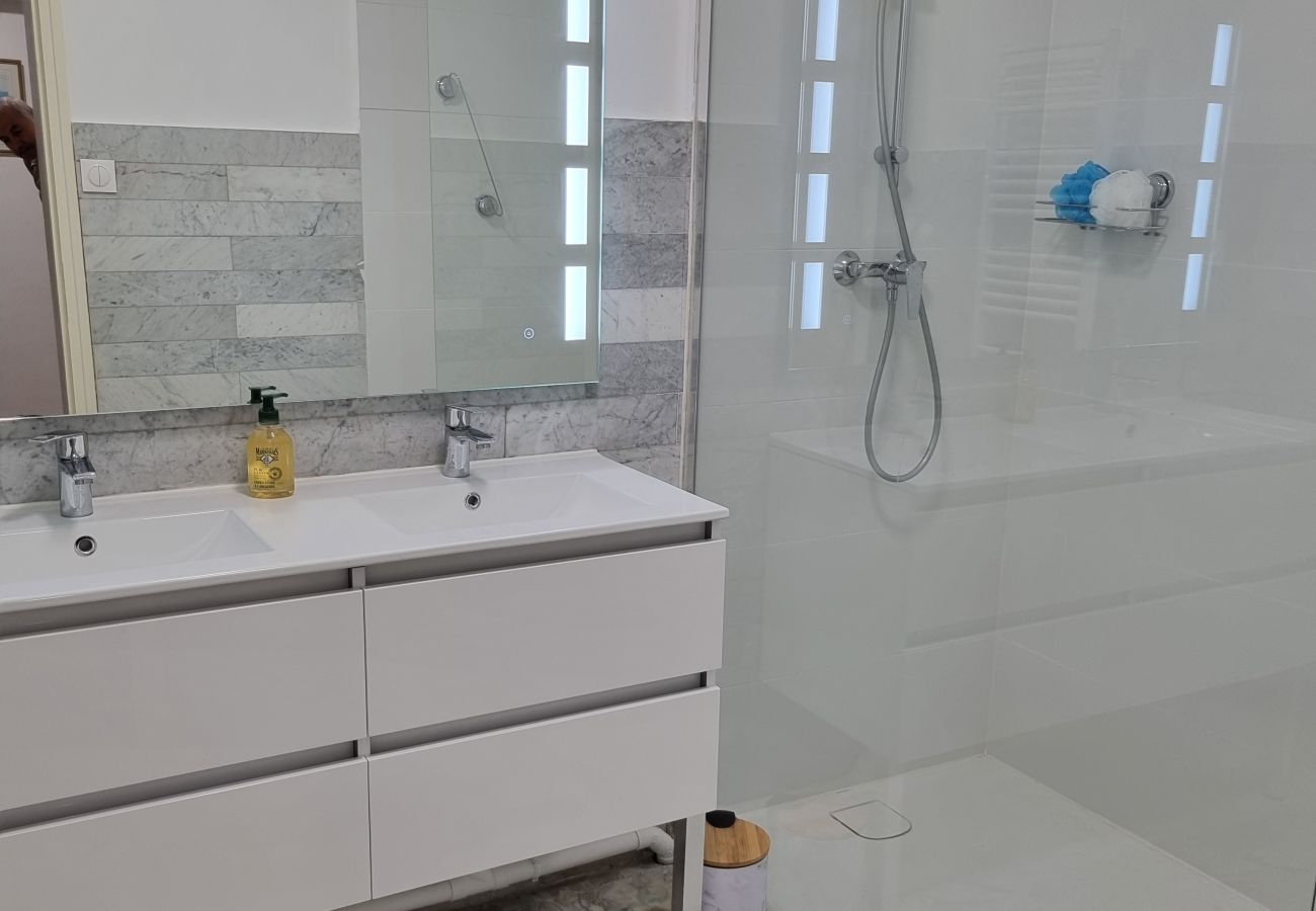 Apartment in Sète - Sète, T3 sur les quais en centre ville, parking &